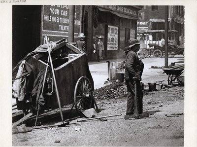 Arbeiter macht Pause während der Straßenarbeiten in der Nähe der südwestlichen Ecke der Chestnut Street und der 12th Street, jetzt Tucker Boulevard von Charles Clement Holt